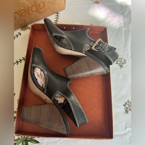 Ladies Bernardo Leather Sandals - Picture 4 of 13